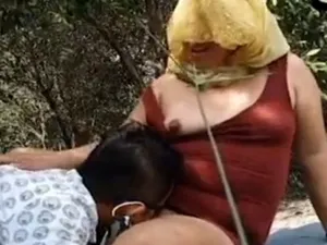 Cặp cô vợ chồng dâm quay clip sex trong rừng
