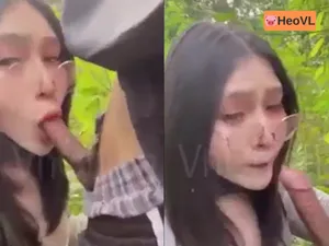 đi dã ngoại tiện xxx cô bạn gái ở trong rừng