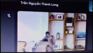 Học online quên không tắt camera lộ cảnh em người yêu đang bú mút