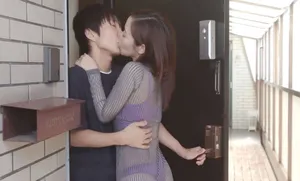 Cô nàng cạnh nhà với chiếc quần lót lọt khe và cậu nhóc cạnh bên nhà may mắn