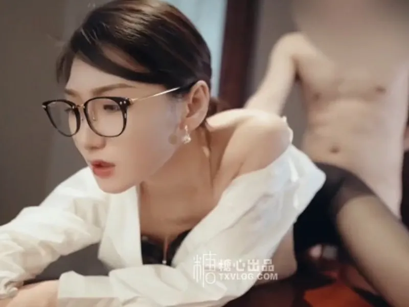 Vào phòng riêng được sếp nữ dâm dục bú cu cho