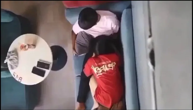 Quay lén người tình bú mút cho người tình nơi công cộng