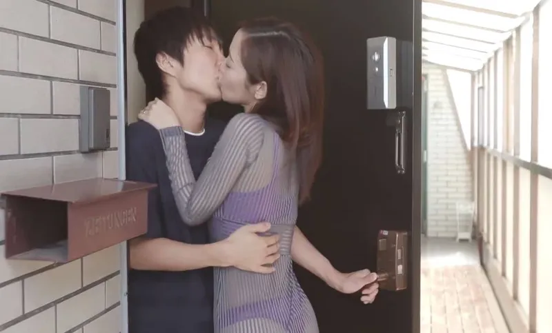 Cô nàng cạnh nhà với chiếc quần lót lọt khe và cậu nhóc cạnh bên nhà may mắn